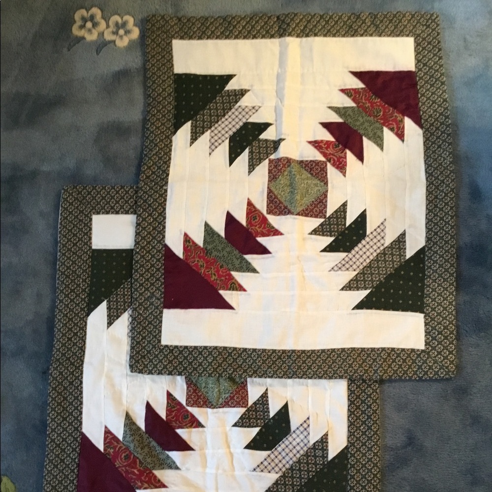 PAIR OF VTG QUILT DESIGN PILLOW SHAMS